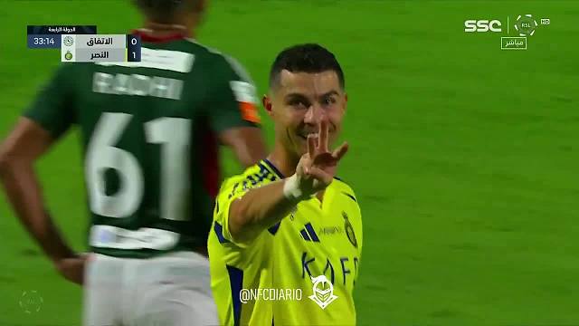 C罗进球后举起了三个手指，因为他的儿子小克里斯蒂亚诺在当天早些时候为青年队打进了两球，一起玩帽子戏法