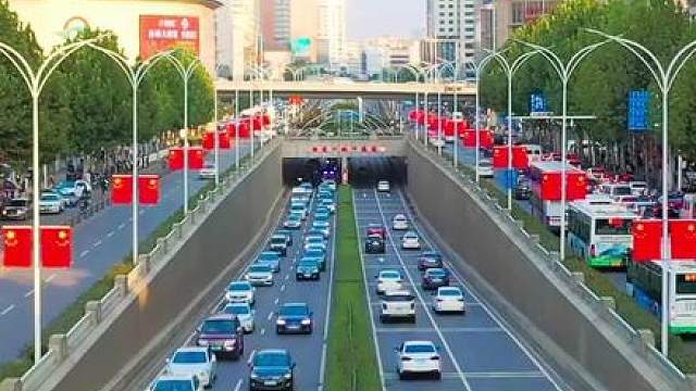 武汉街头挂满国旗喜迎国庆，节日气氛提前拉满 #武汉 #国庆 #航拍