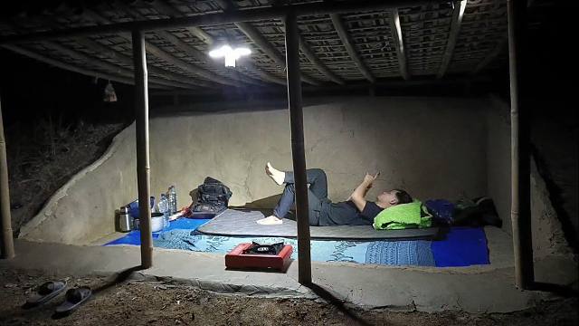 独自在野外生存：建造舒适的庇护所，捕捞和烹饪，享受温暖的小屋！