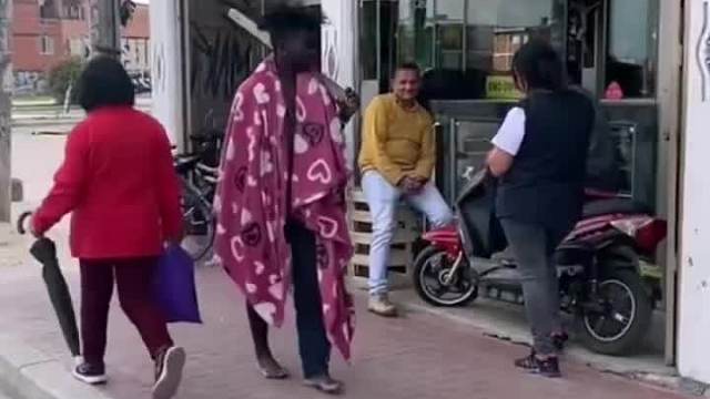 国外街头整蛊 (17)