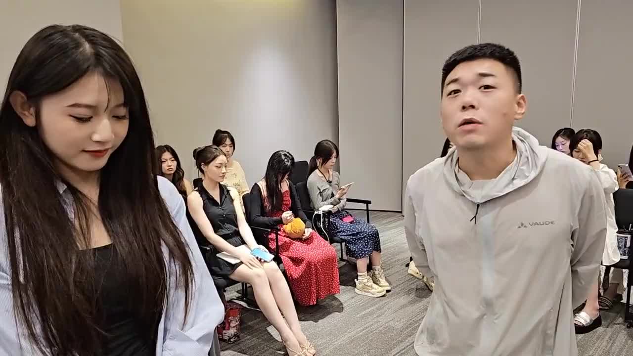 芭拉直播和别人发生冲突，我们做直播的一定要冷静啊！