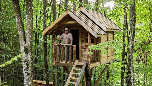 在森林里养老居住，我动手准备在建一栋美丽的树屋，更加舒适奢华了