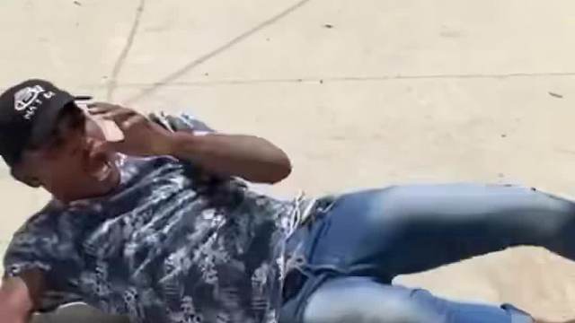 国外街头爆笑整蛊 (13)