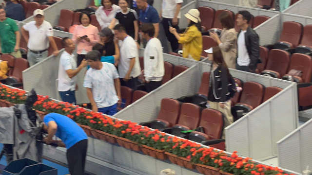 张帅团队拥抱在一团，庆祝张帅胜利。