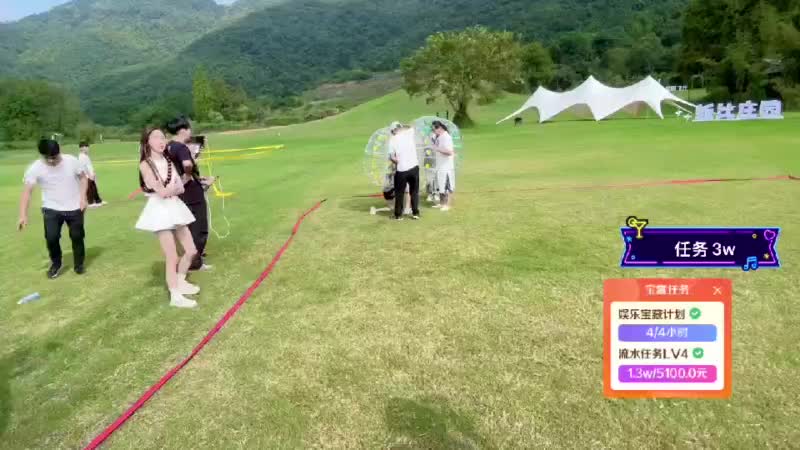 谁把对方撞出线就算赢，我还是很顽强的！