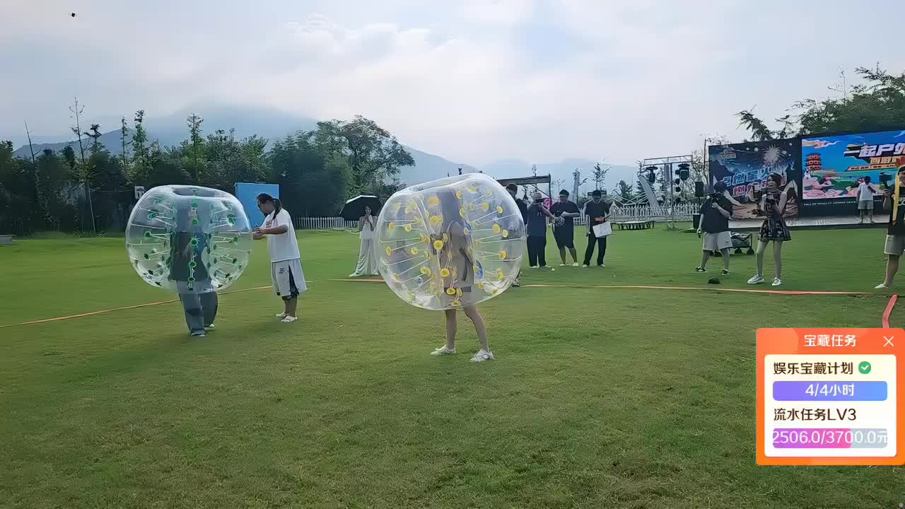 套上气球撞人真的好累啊家人们，与对手一直僵持不下!