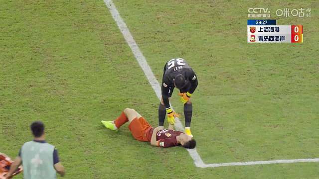 担架进场，武磊伤退