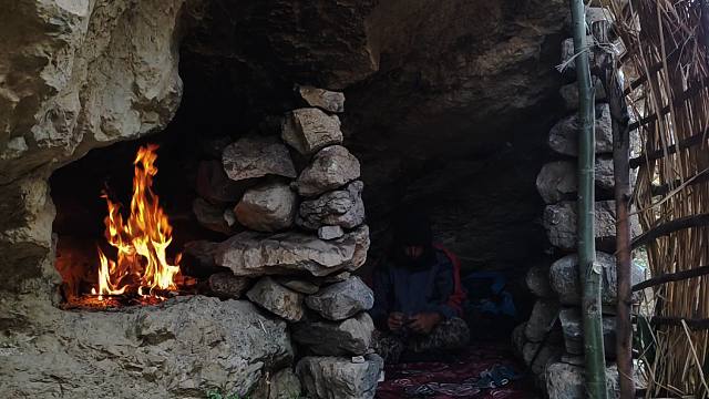 野外赶路下起了大雨，周围赶紧找了个岩缝，建造庇护所来遮风避雨