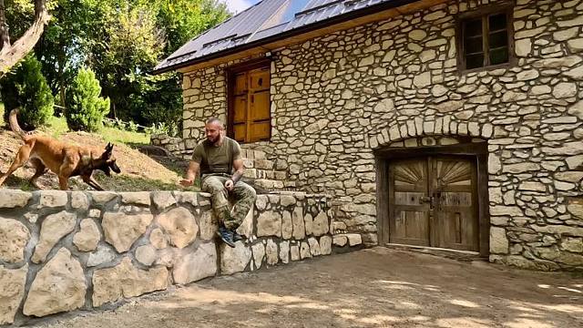 古老的石屋山林隐居，我建造了一堵将在这里屹立百年的石墙