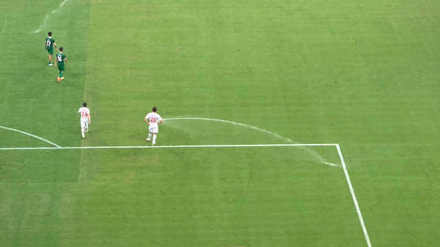 故意的还是不小心国安打进第7个（越位吹了），场地喷水管同时启动，浇了好几分钟水。谭龙和王子铭先后洗手