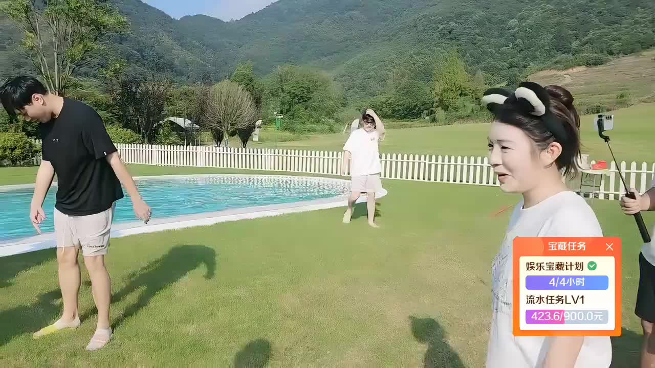 太难了兄弟们，一个队的抢到拖鞋不给我!