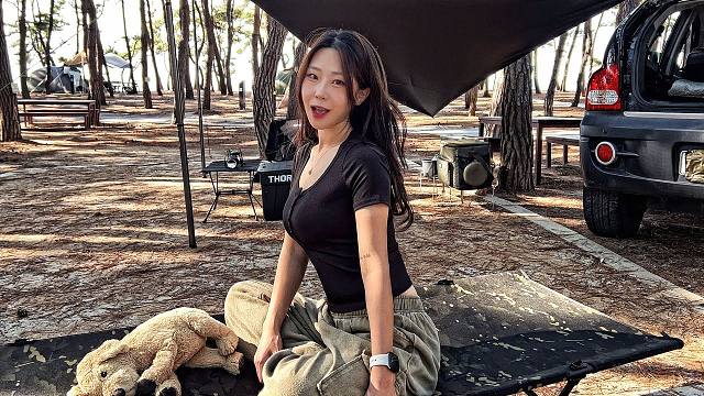 女子原本打算在车里露营，但被踢到地板上/独自露营