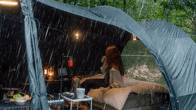 暴雨夜，帐篷内南瓜香气四溢，搭配雨声助眠，一场味觉与听觉的盛宴！沉浸式露营、露营电影