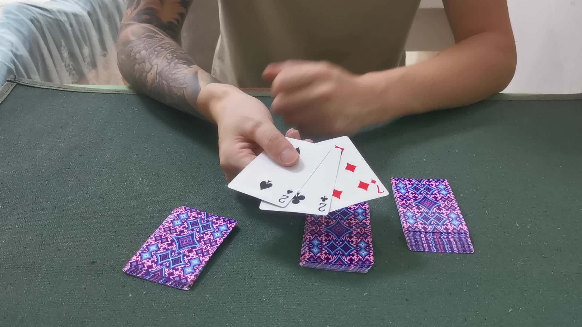 为什么看一眼牌背,魔术师就能准确认出是什么牌?其实方法特简单