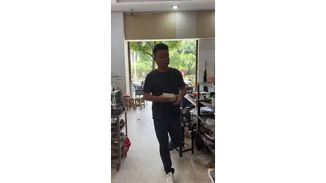 大哥想给老婆切个手镯