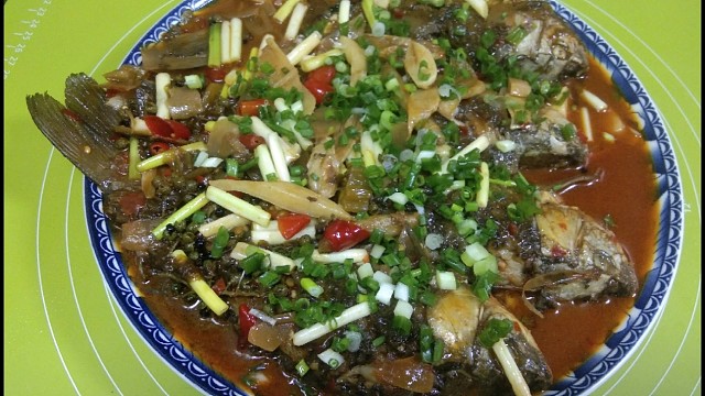 泡椒鲫鱼这样做，泡椒味十足，鱼肉细嫩真的是太入味了。#美食推荐官 #家常菜 #泡椒鲫鱼