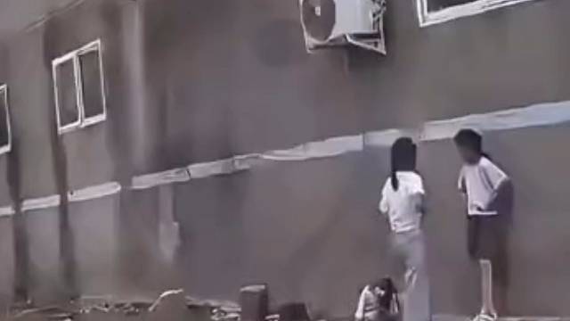 注意看，这是在监控下发生的一幕