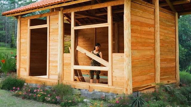 农村大姐真的太牛了，自己靠着建造手艺，分钱不花盖出套奢华木屋