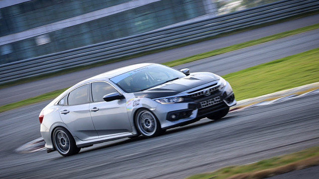 都说玩本田要有烂仔精神。这台车可以说是从头到尾彻底烂仔。如果是MINI这里面的方案会截然不同