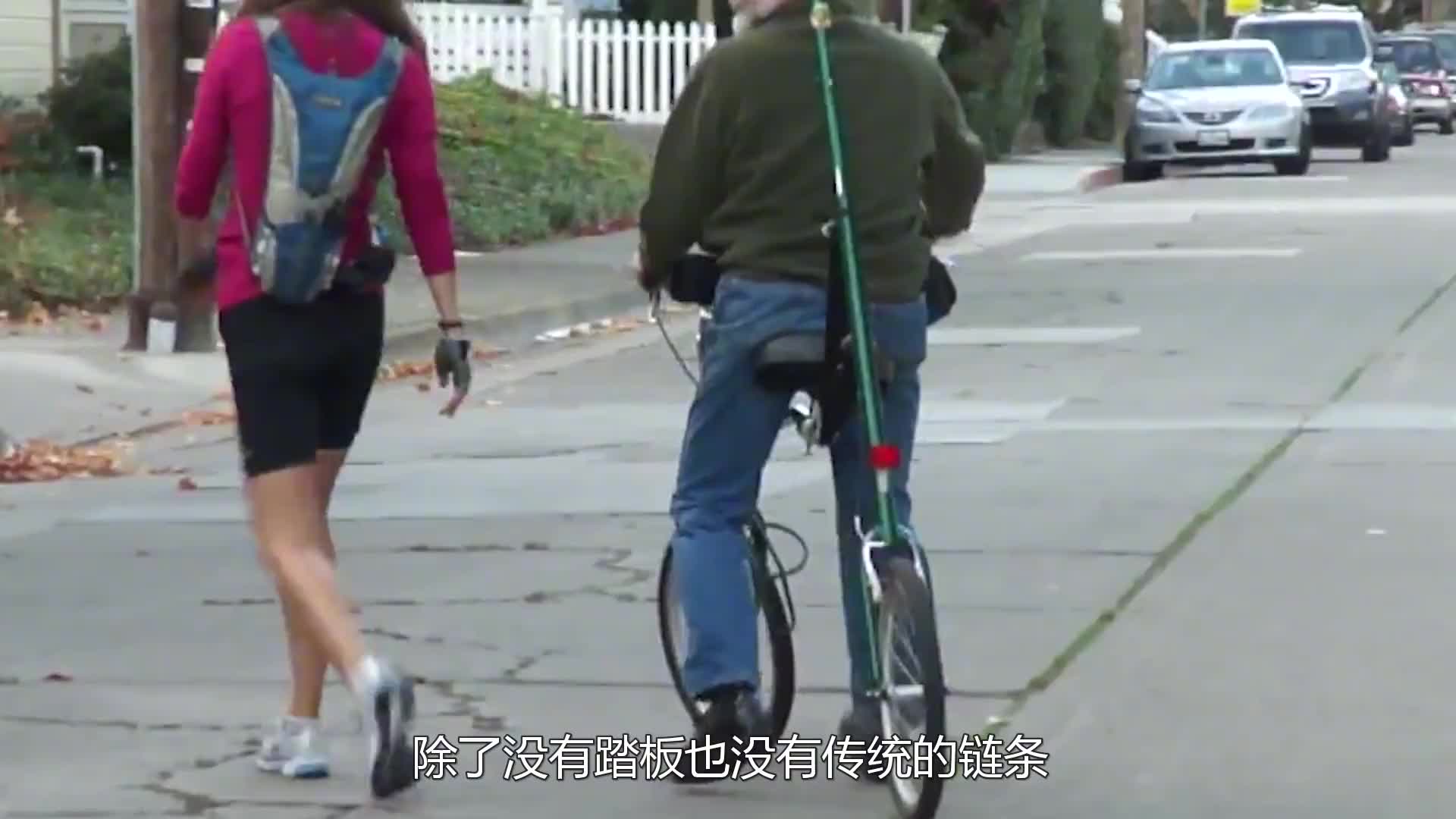 大叔发明“无脚踏”自信车，速度不亚于正常自行车，双腿悬空骑