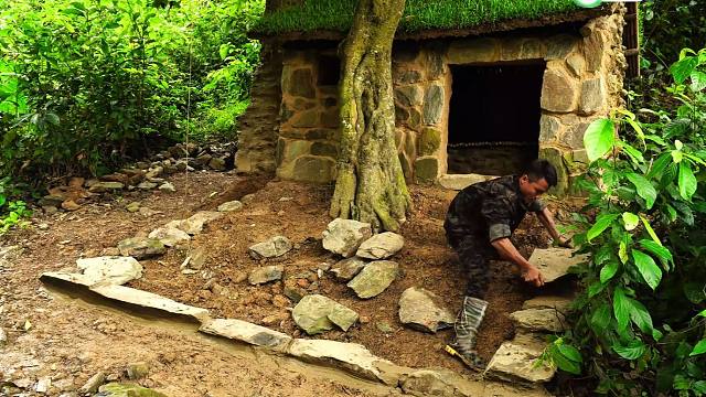 小伙真的是太牛了，在森林用黏土建造出小石屋，布置得超级奢华！