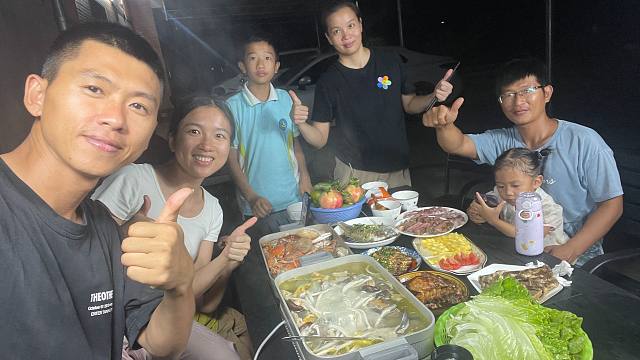 国庆一家人吃大餐，阿旺出肥鸭，大哥出肥牛，姑嫂几人吃得美滋滋