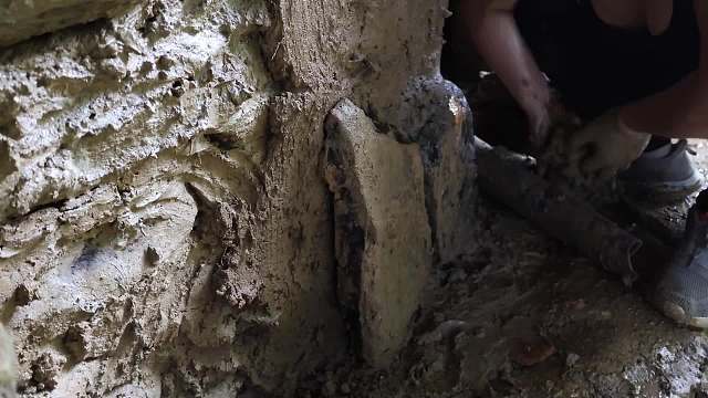 河岩发现处人为开凿的石窟，大姐果断攀岩而上，打造出舒适庇护所