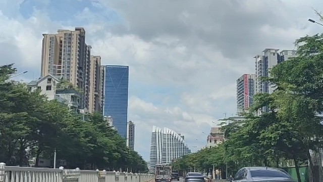 新能源汽车自燃 为什么电车起火，不建议自己去救火？#电车自燃 #新能源汽车自燃 #汽车知识