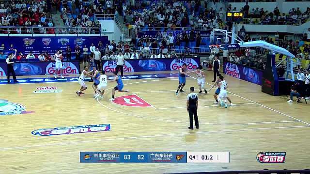 拒绝加时！最后1.8秒广东男篮落后1分发球，徐杰底角三分出手后裁判吹罚犯规。徐杰3罚2中。四川男篮0