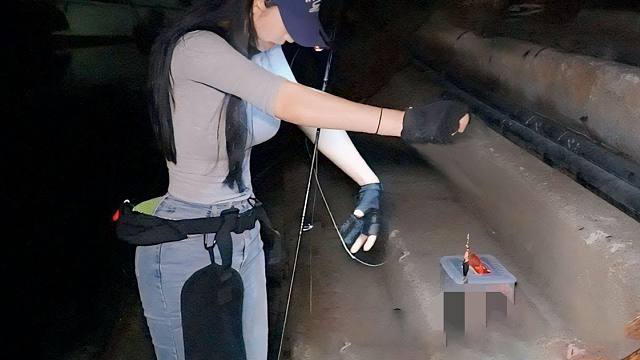 韩国美女一晚上只钓到一条小鱿鱼，还被喷了一身墨水，太惨了！
