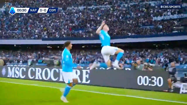 孔蒂的那不勒斯战胜了小法的科莫， 。26秒进球在那不勒斯自三分制以来的最快进球中排名第三，仅次于洛萨