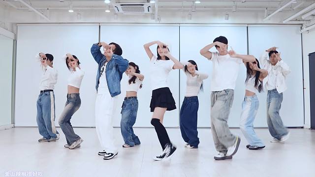 『4K镜面扒舞』YENA崔叡娜最新回归曲NEMONEMO镜面放大练习室 放大+加亮+替换音源 扒舞用