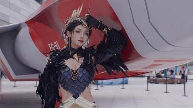 报！CP30精彩速看！8位绝美COSER近距离互动集邮，4米巨型烛龙气势如虹，还有超大永劫涂装版FC