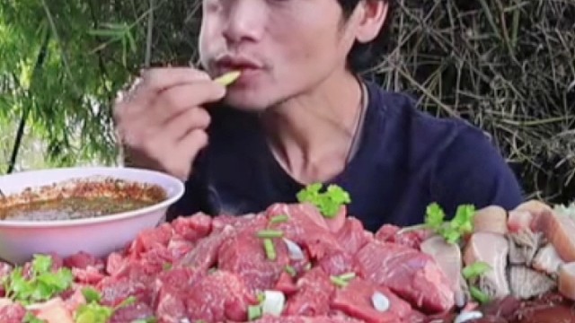 国庆邂逅美食，舌尖绽放盛宴，畅享美食时光。