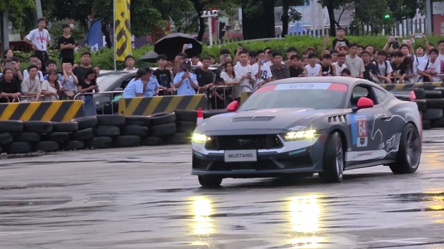 这车技，钟馗的钩子都钩不到你