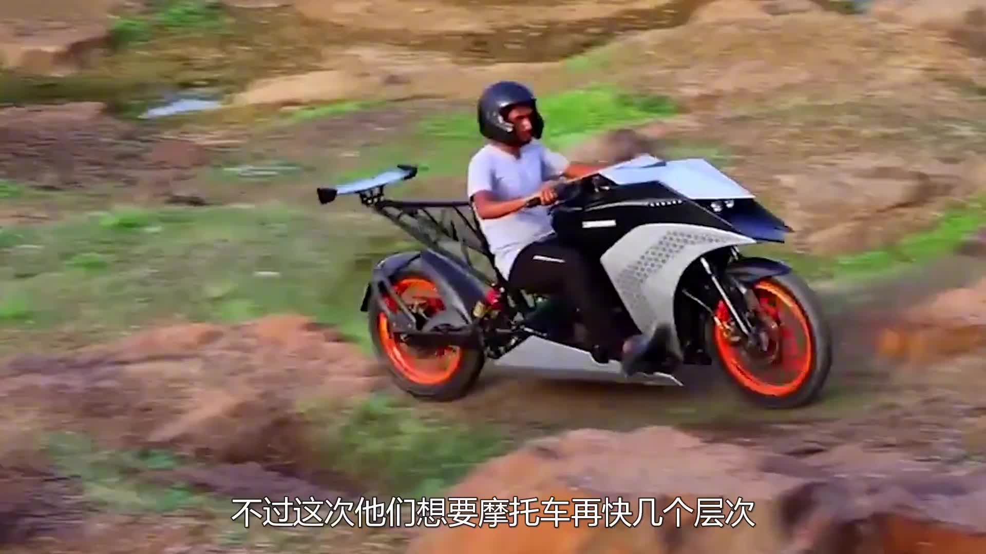 给摩托车装上螺旋桨，威力能有多大？直接将降落伞吹起！