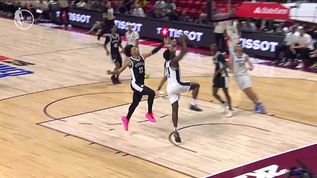 【科比-布朗大帽+反击暴扣】攻防兼具！科比-布朗镇守禁区，双手护筐封盖对手，发起快攻反击一条龙霸气挂