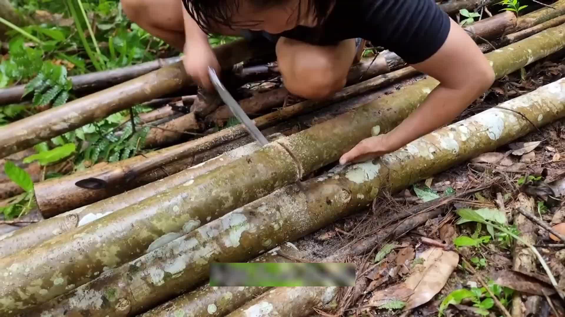 女人独自将万斤巨石改造成坚固的庇护所