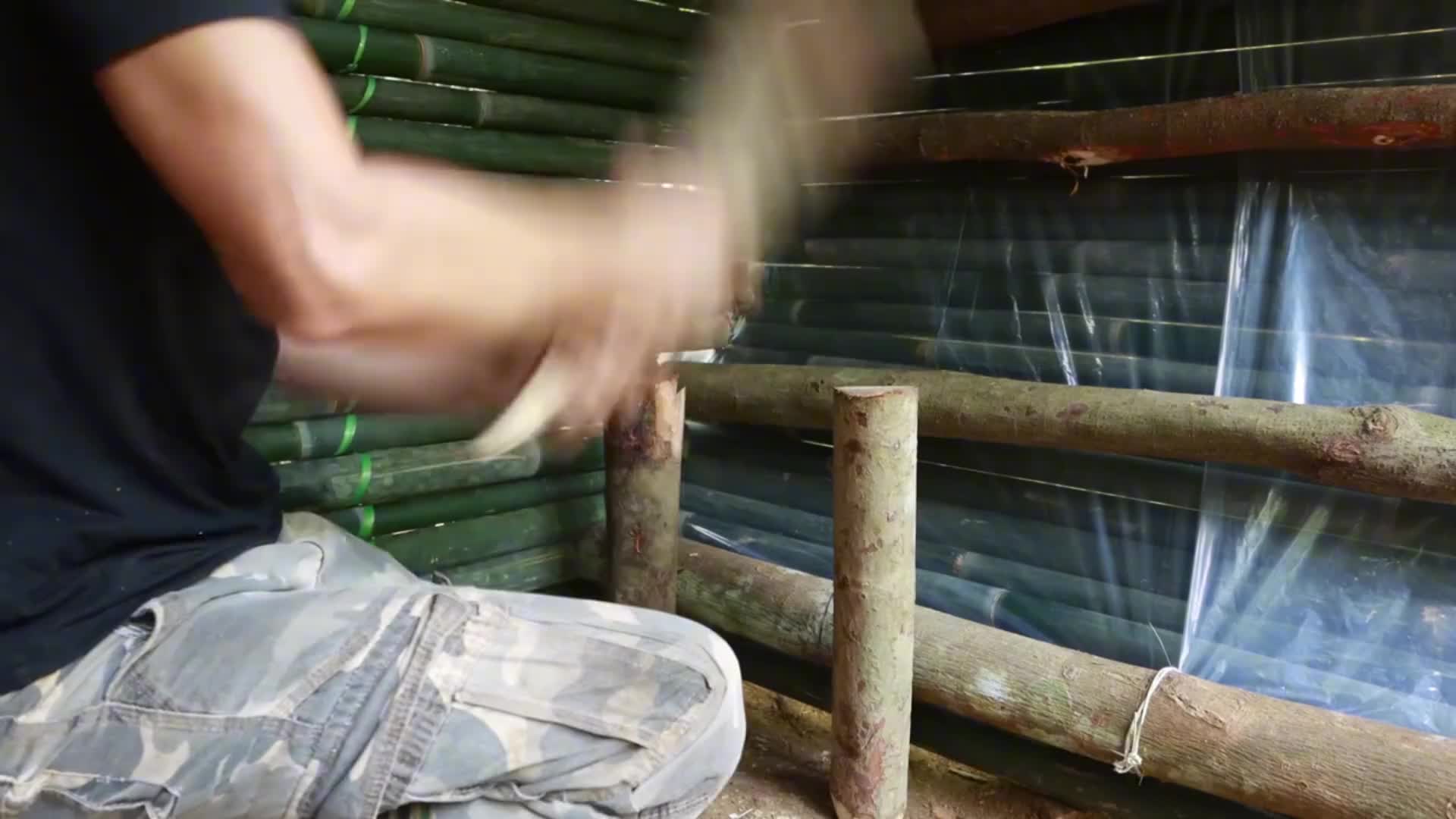 男人在十几米高的悬崖上搭建圆形庇护所