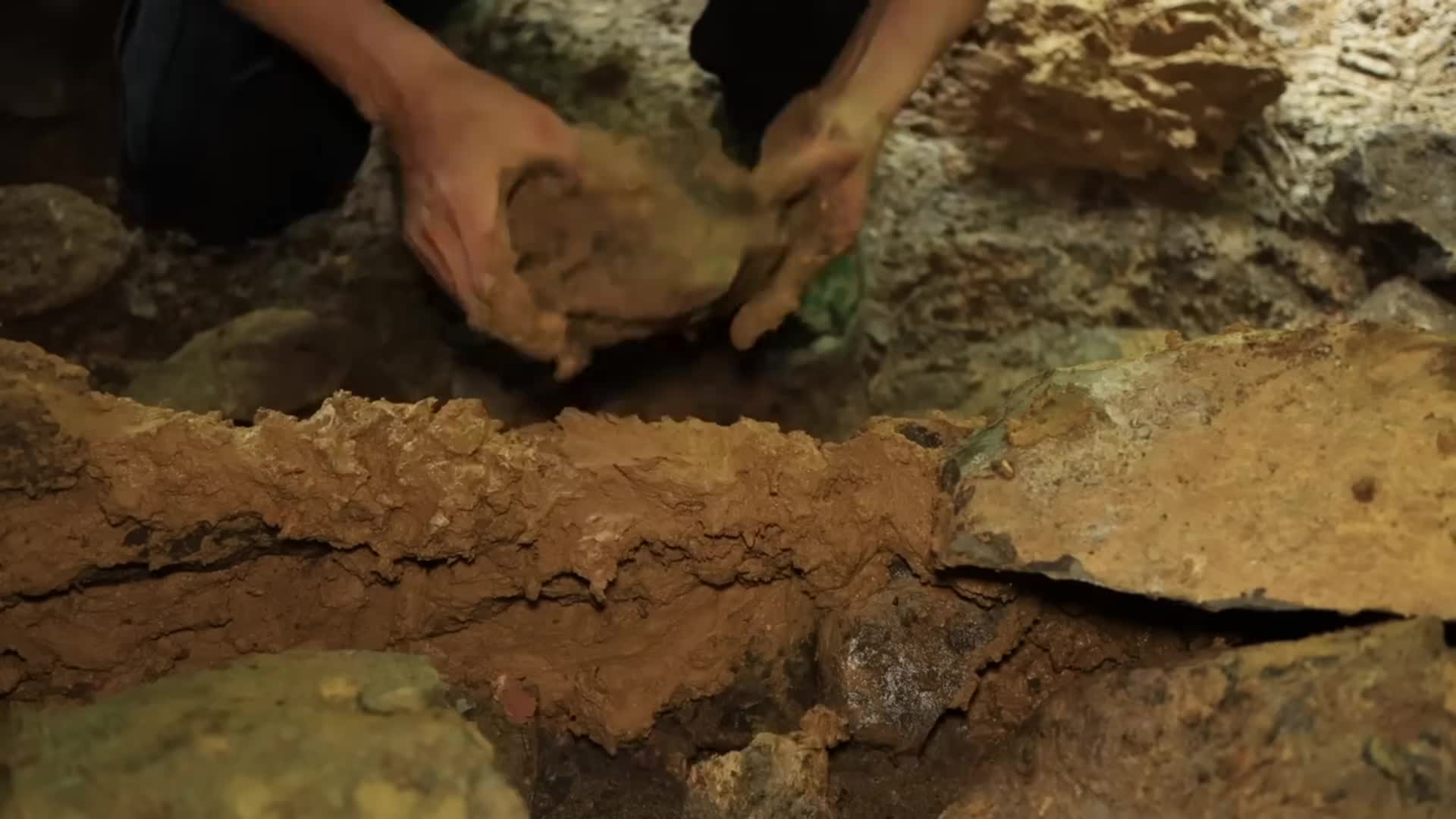 男人将一颗上万斤的巨石改造成庇护所