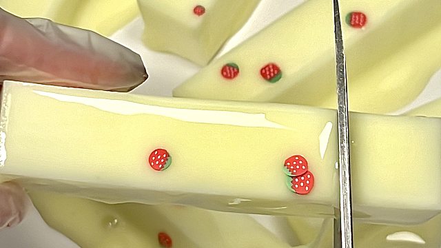 沉浸式剪一块草莓芝士条子