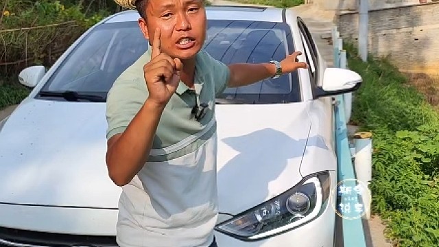 这样的紧靠边停车，正常开出会不会剐蹭车尾？