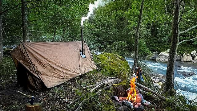 带上我的钓鱼装备和帐篷，进入森林无人区，在一处河边享受极致野钓露营