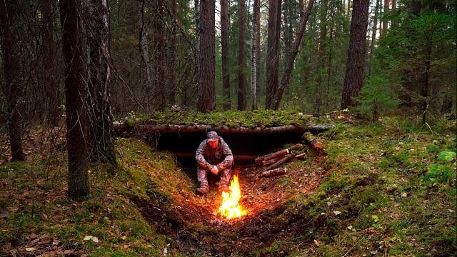 独自在森林中冒险旅行，建造出秘密的原木避难所，度过寒冷的夜晚
