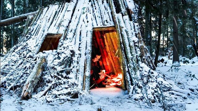 冬季丛林生存6天：建造一座小木屋来抵御冰雪和寒冷