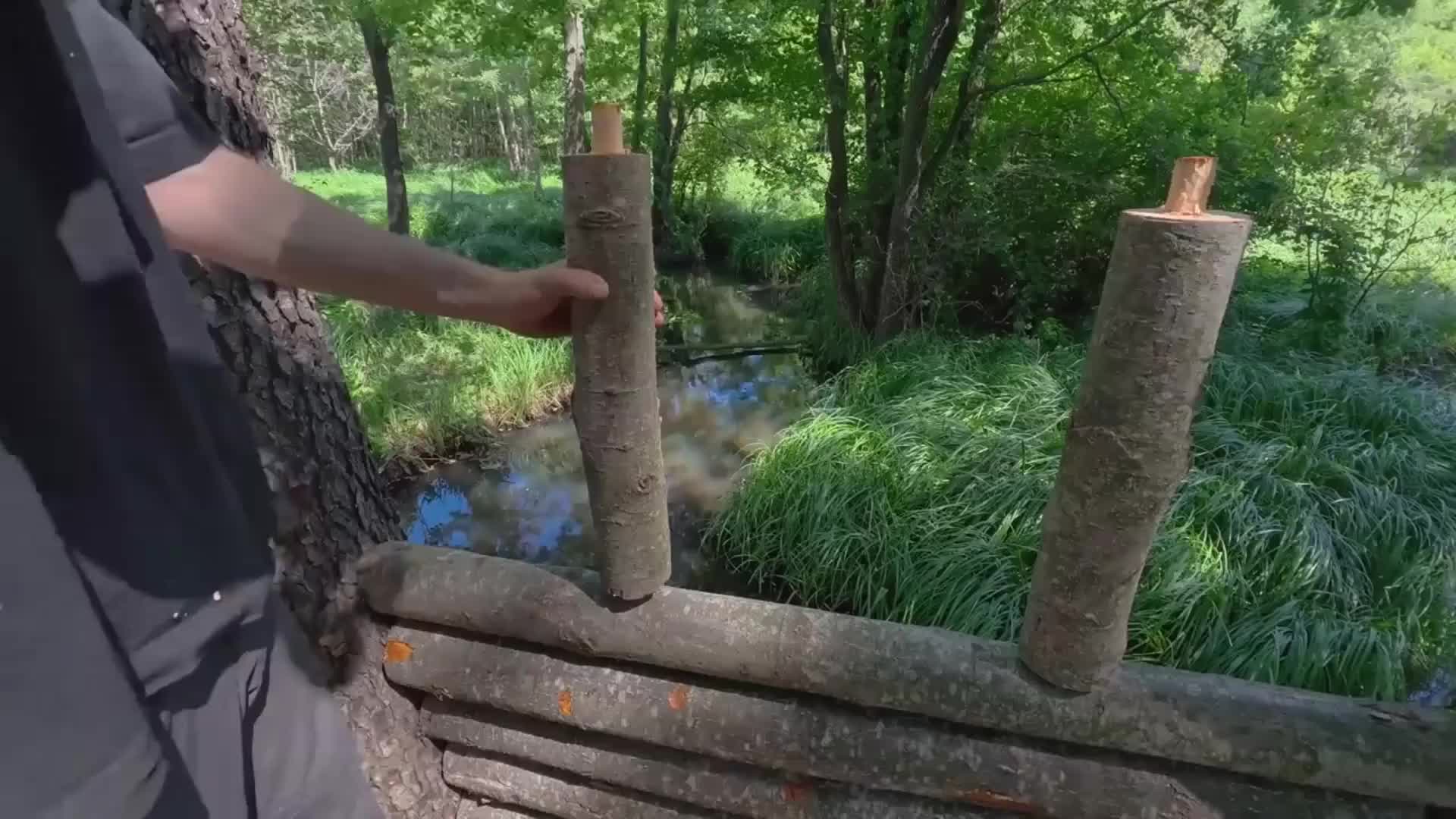 男人在大树上搭建出精致的木屋