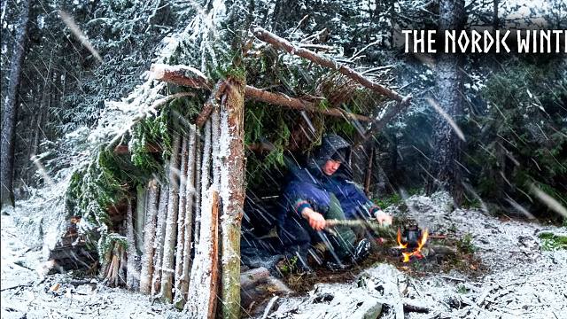 在寒冷极北森林，独自进行极限冬季露营，建造出4个生存避难所！