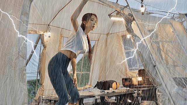 暴雨野营，Jeep旁，听着雨声入睡！森林野营 / 雨声助眠  / Jeep悠悠