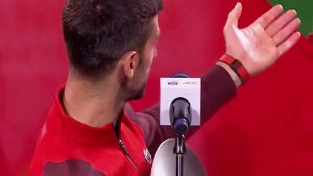 上海大师赛颁奖仪式上，德约科维奇对看台上的费德勒说：“很高兴看到罗杰，多么希望你能在场下打球。这可能