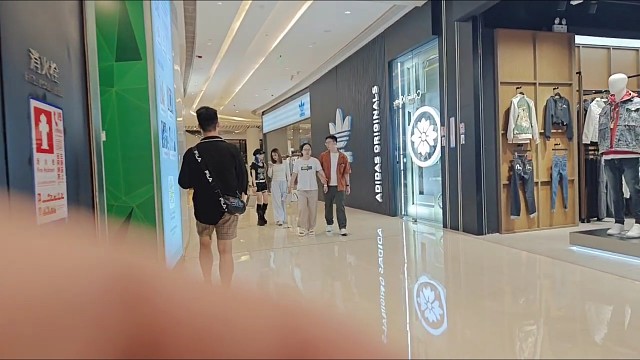 搭讪，我有男朋友，不介意多一个吧！